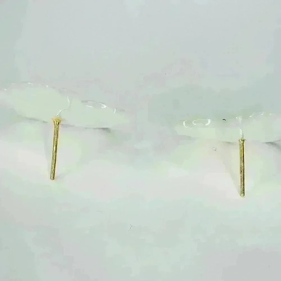 Hawaii Flower and 18K Gold Earrings - Picture 4 of 8